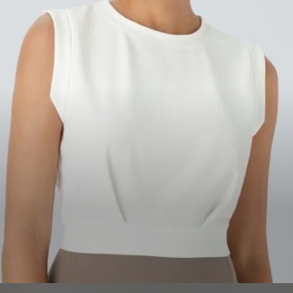 HALARA Tops - NWOT Halara Pet Hair Resistant Crew Neck Sleeveless Cropped Yoga Tank Top